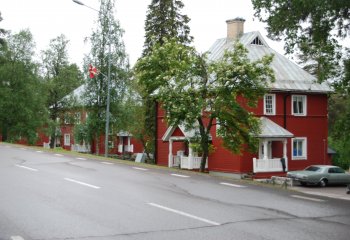 Röda hus med plåttak