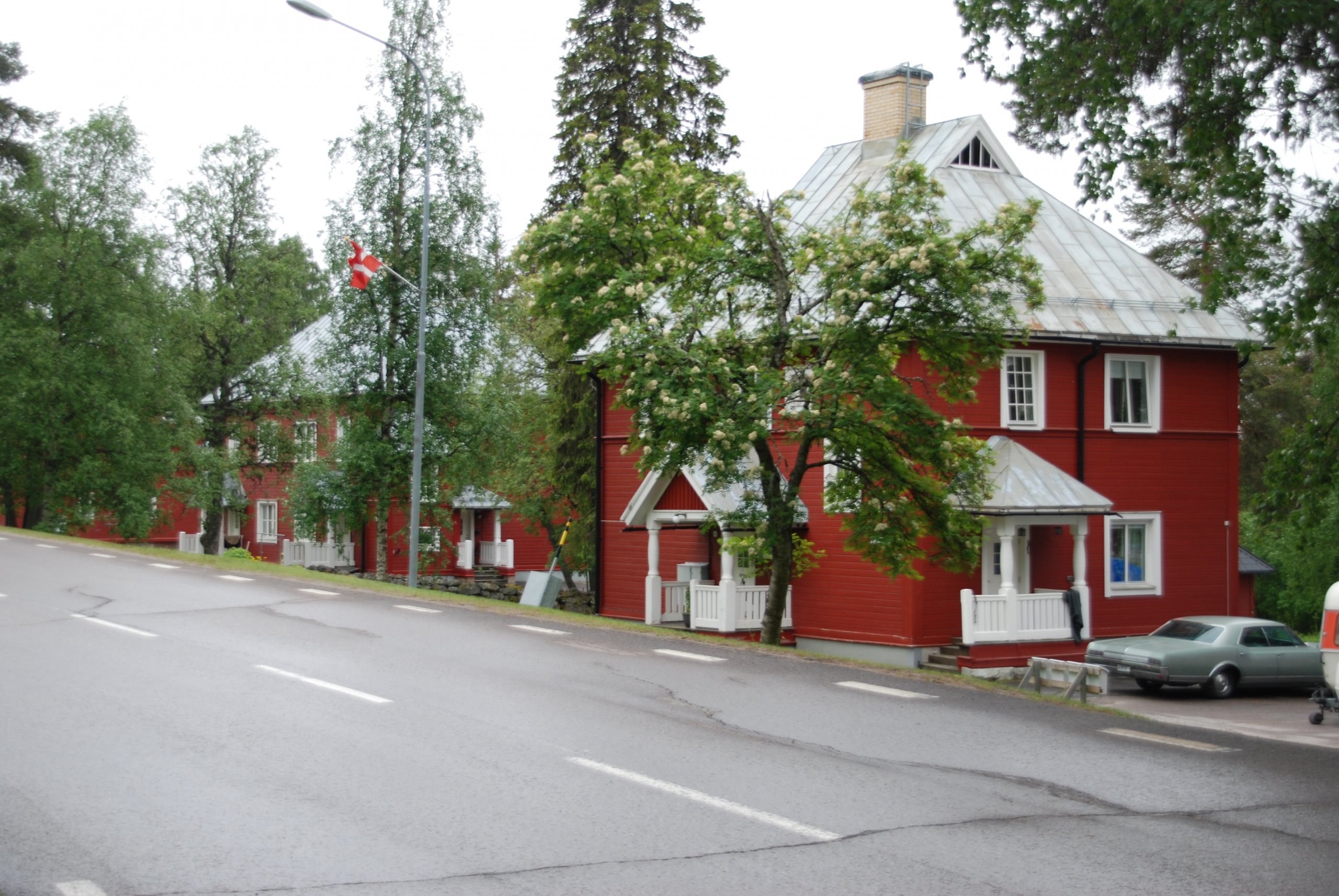 Röda hus med plåttak